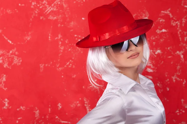 Femme en chapeau rouge — Photo