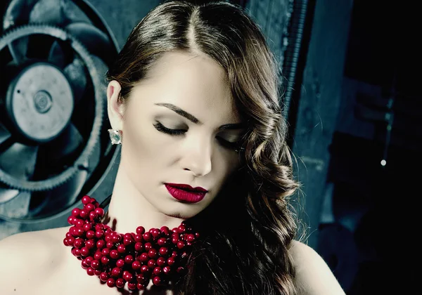 Женщина с ягодами ожерелье — стоковое фото