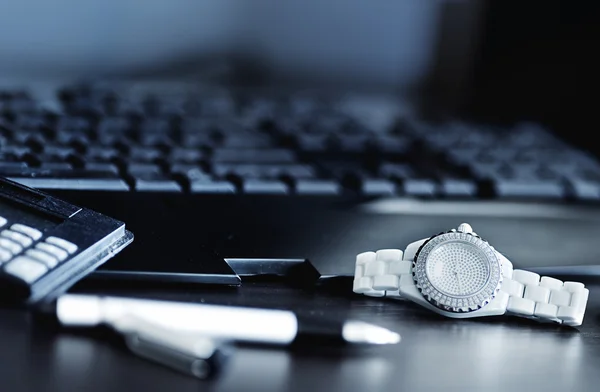 Pen, computer keyboard and watch — Stock Photo, Image