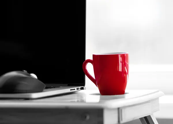 Cup of coffee and laptop — Stock Photo, Image