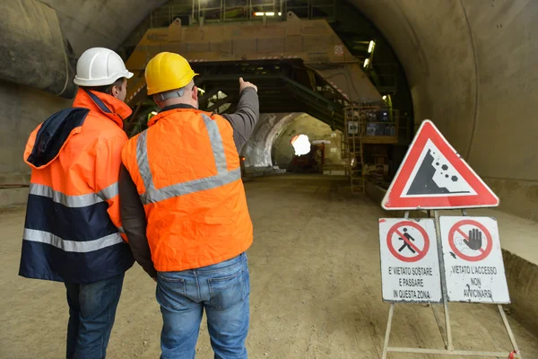 Trabalhando no túnel — Fotografia de Stock