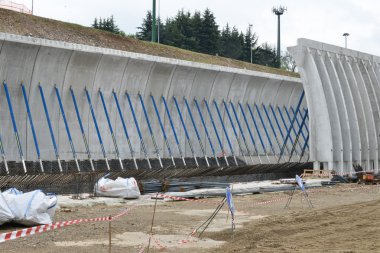 Tünelde çalışıyor