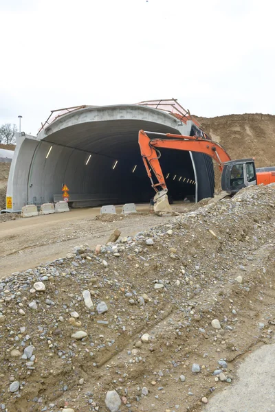 Arbetar i tunneln Stockfoto