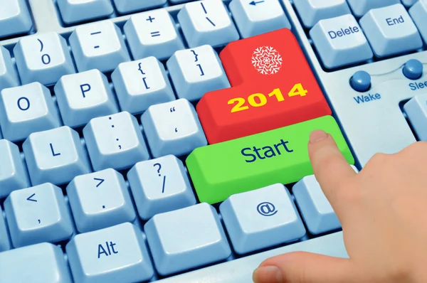Palcem wskazującym na zielony przycisk start 2014 — Zdjęcie stockowe