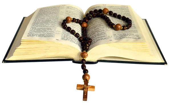Libro aperto con rosario — Foto Stock
