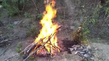 Yanan bir kamp ateşinin büyük alevi