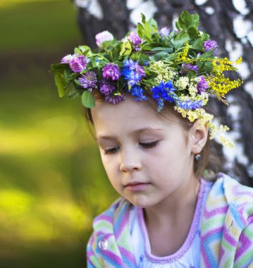 küçük kız başlarına çelenk