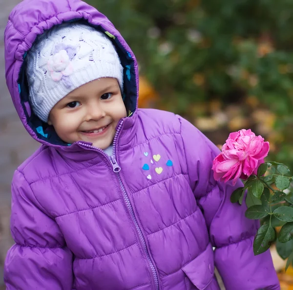 La niña en la calle, en una chaqueta de plumón —  Fotos de Stock