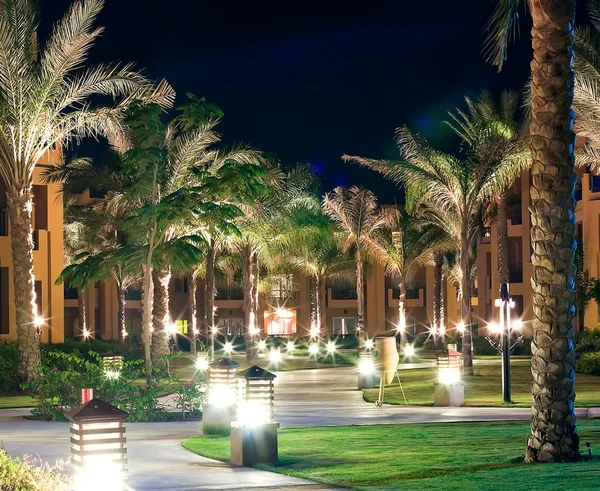 Vue de nuit sur le jardin de l'hôtel — Photo