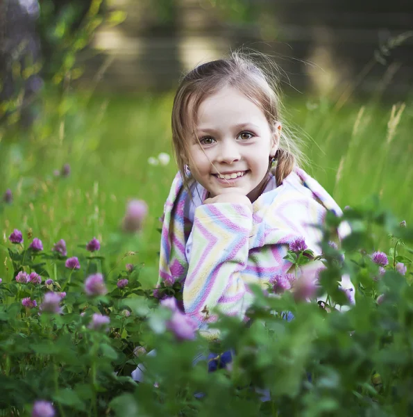 Młoda dziewczyna w trawie — Zdjęcie stockowe