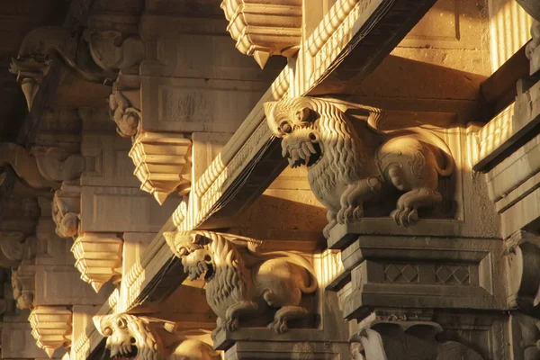 Kolommen met de verlichting van de mythische beesten, ramanathaswamy tempel in india — Stockfoto