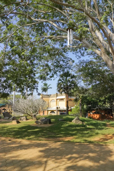 Algunos edificios del Centro de Visitantes Auroville. Auroville (ciudad de Dawn) es un municipio "experimental" en la India. . —  Fotos de Stock