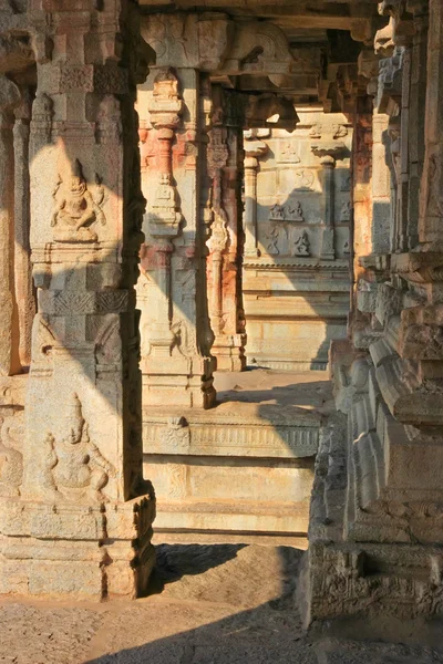 Algún hermoso pilar del templo de Krishna en Hampi — Foto de Stock