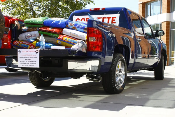 Pick-up vol hondevoer — Stockfoto