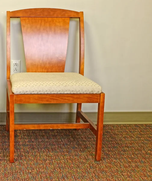 Čalouněná dřevěná vysokým opěradlem židle — Stock fotografie