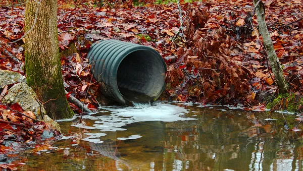 Tubo di drenaggio dell'acqua Foto Stock