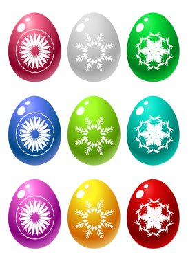 Beyaz arka planda izole edilmiş Paskalya yumurtaları.