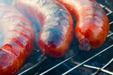 Sosisler ızgarada. 
