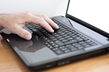 dizüstü bilgisayar klavye closeup erkek ellere