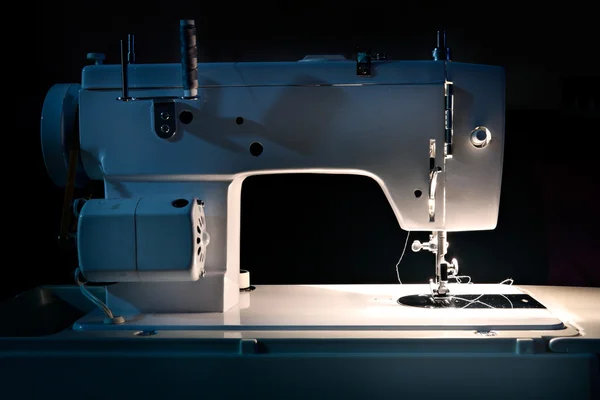 Máquina de coser aguja herramienta de trabajo a poca luz — Foto de Stock
