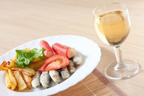 Salata ve şarap düzenleme taze sağlıklı gıda sardalya — Stok fotoğraf
