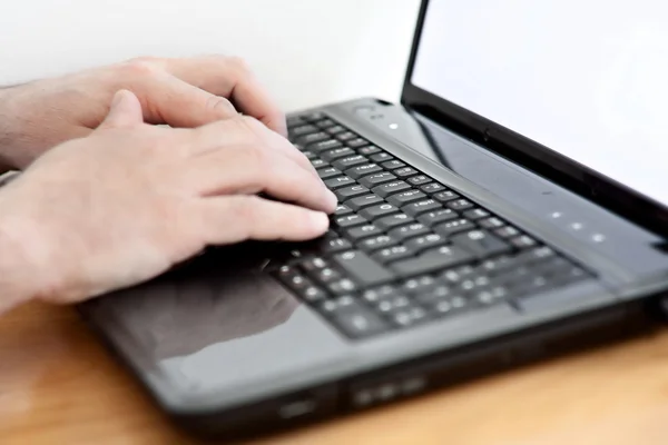 dizüstü bilgisayar klavye closeup erkek ellere