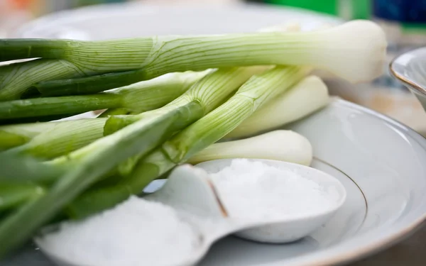 Ensalada de sal de cebolla verde comida en plato —  Fotos de Stock