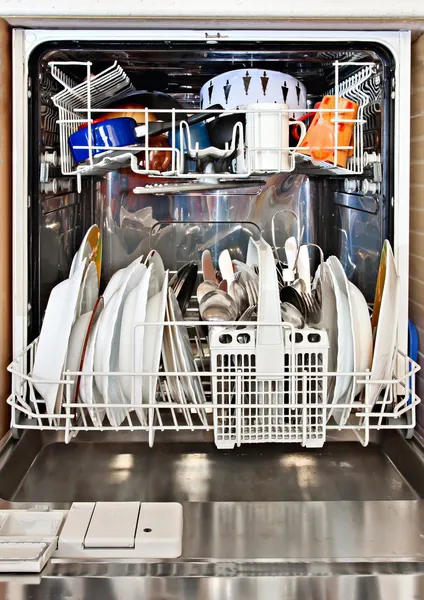 Nowoczesny dom maszyna do mycia naczyń urządzenia wyświetlone jest otwarty — Zdjęcie stockowe