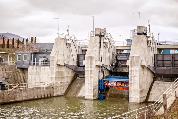 Річкова вода електроенергія будівництво енергетичної дамби — стокове фото