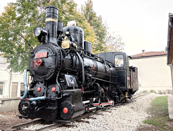 Vintage trem locomotivo histórico retro na estrada de ferro — Fotografia de Stock