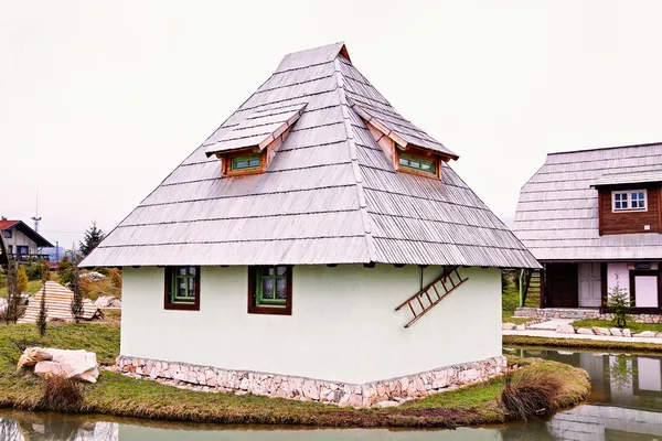 Traditional Bosnian old architecture vintage house or cabin — Stock Photo, Image