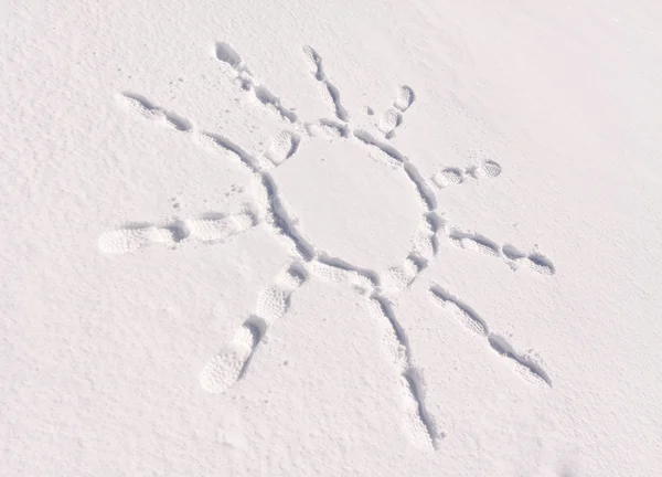 晴れた日の冬の雪に足跡コース — ストック写真