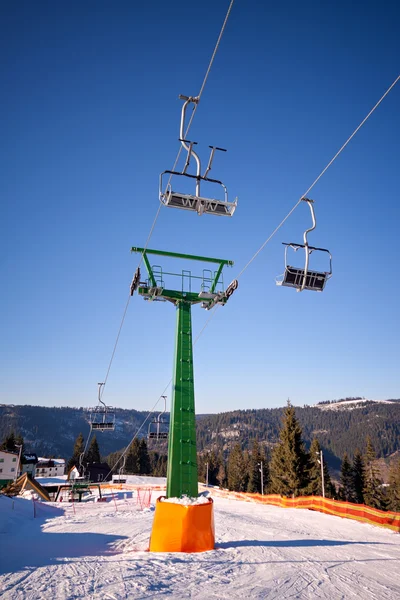 Winter skilift leerstoel aan besneeuwde landschap — Stockfoto