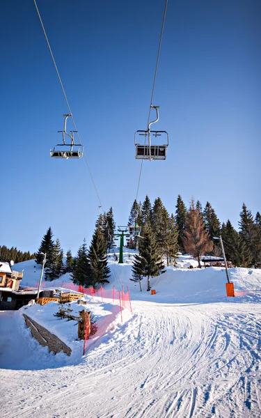 Winter skilift leerstoel aan besneeuwde landschap — Stockfoto