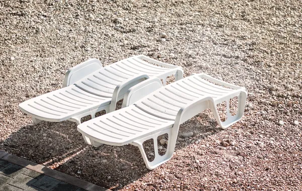 Cama de playa o silla de relajación en la arena — Foto de Stock