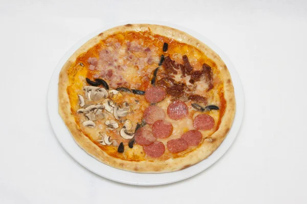 Pizza ayrılmış beyaz zemin üzerine