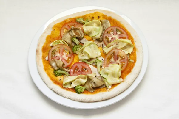 Pizza ayrılmış beyaz zemin üzerine