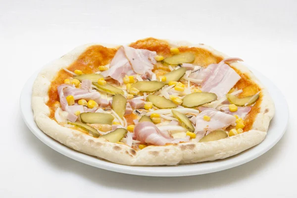 Pizza su sfondo bianco separata — Foto Stock