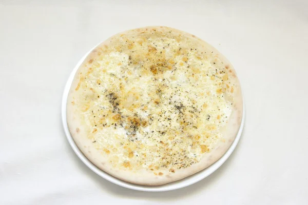 Pizza på vit bakgrund, skild — Stockfoto