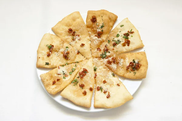 Pizza ayrılmış beyaz zemin üzerine