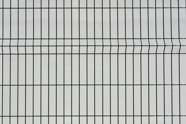 薄暗い緑色の金属製フェンスの詳細 — ストック写真