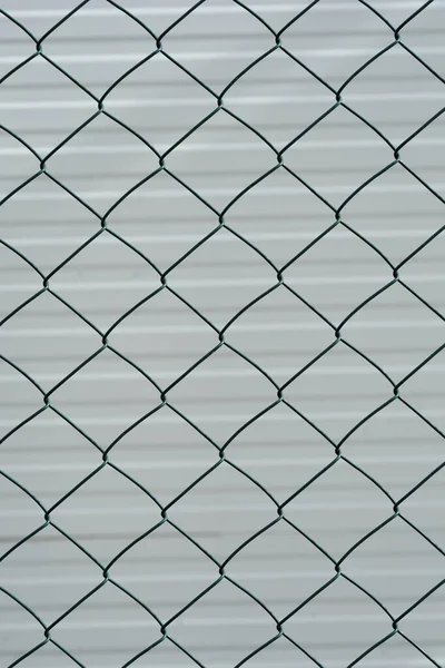 薄暗い緑色の金属製フェンスの詳細 — ストック写真