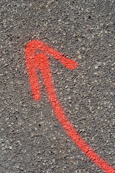 赤絵矢印付きアスファルト道路の詳細 — ストック写真