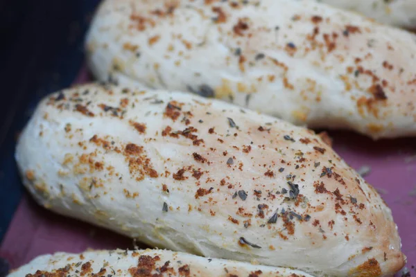 Ev yapımı kekik sarımsaklı ekmeği yakın plan.