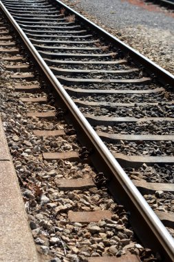 Güneşli bir günde tren raylarının ayrıntıları