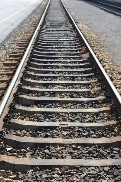 Güneşli bir günde tren raylarının ayrıntıları