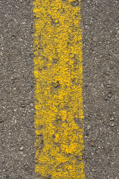 黄色塗装ライン付きアスファルト道路の詳細 — ストック写真
