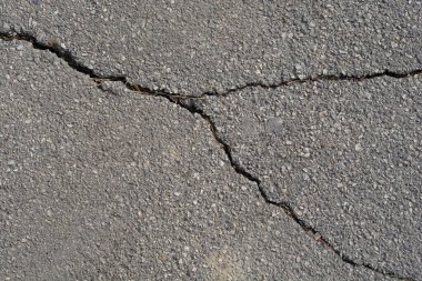 Çatlak asfalt bir yolun ayrıntıları