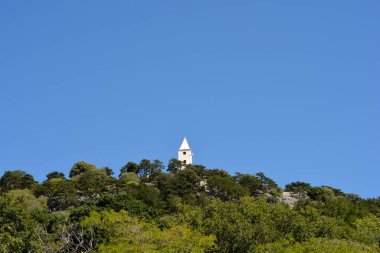 Hırvatistan 'ın Krk adasındaki Baska köyünün üzerindeki Sveti İvan Kilisesi (St John Church)