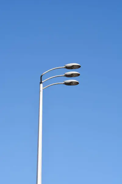 青い空に対する道路灯 — ストック写真